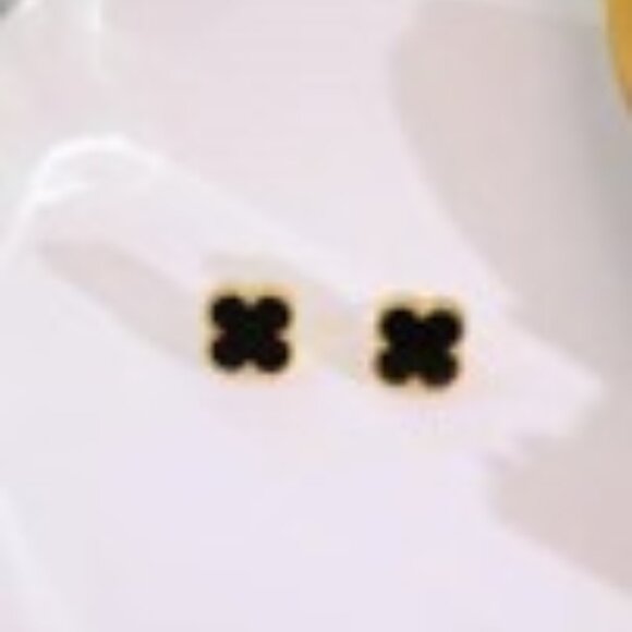 SMALL BLACK ENAMELGOLDRIMMED QUATREFIL CLOVER STUD EARRINGS - Picture 1 of 1